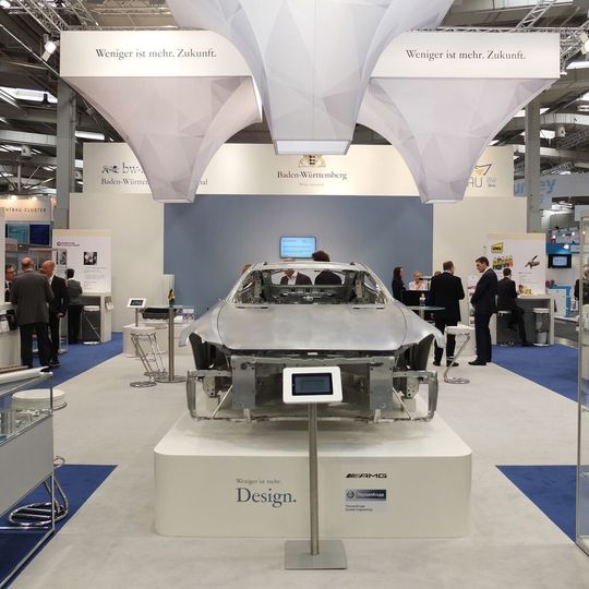 Ein Viertel der deutschen Industrieunternehmen nutzt mittlerweile Leichtbau. Die Aussteller und Exponate wie der leichte Rohbau des Mercedes-AMG GT (Mitte) am Gemeinschaftsstand „Leichtbau aus Baden-Württemberg“ bei der Hannover Messe Industrial Supply (13. bis 17. April) stehen beispielhaft für die große Breite an Know-how in Deutschland und Baden-Württemberg. Ein Viertel der deutschen Industrieunternehmen nutzt mittlerweile Leichtbau. Die Aussteller und Exponate wie der leichte Rohbau des Mercedes-AMG GT (Mitte) am Gemeinschaftsstand „Leichtbau aus Baden-Württemberg“ bei der Hannover Messe Industrial Supply (13. bis 17. April) stehen beispielhaft für die große Breite an Know-how in Deutschland und Baden-Württemberg.