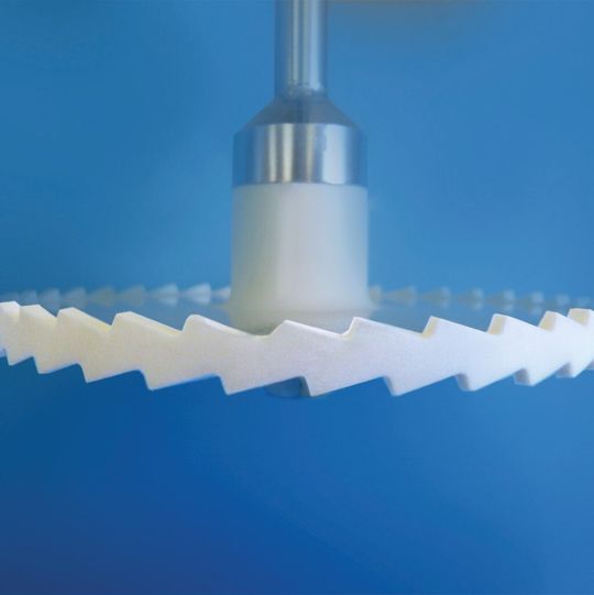 Anwendung finden keramische Rührerkomponenten in der Pigment- oder Zahnpastaherstellung und bei Prozessen, in denen höchste Anforderungen an die Reinheit des Produkts hinsichtlich Spuren von Metallabrieb gefordert sind. Anwendung finden keramische Rührerkomponenten in der Pigment- oder Zahnpastaherstellung und bei Prozessen, in denen höchste Anforderungen an die Reinheit des Produkts hinsichtlich Spuren von Metallabrieb gefordert sind.