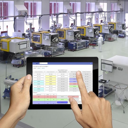 Mit Touch2Plan, der mobilen App zur dezentralen Fertigungssteuerung, können mit dem Tablet-PC kurzfristig Ablaufänderungen vor Ort vorgenommen werden. Mit Touch2Plan, der mobilen App zur dezentralen Fertigungssteuerung, können mit dem Tablet-PC kurzfristig Ablaufänderungen vor Ort vorgenommen werden.