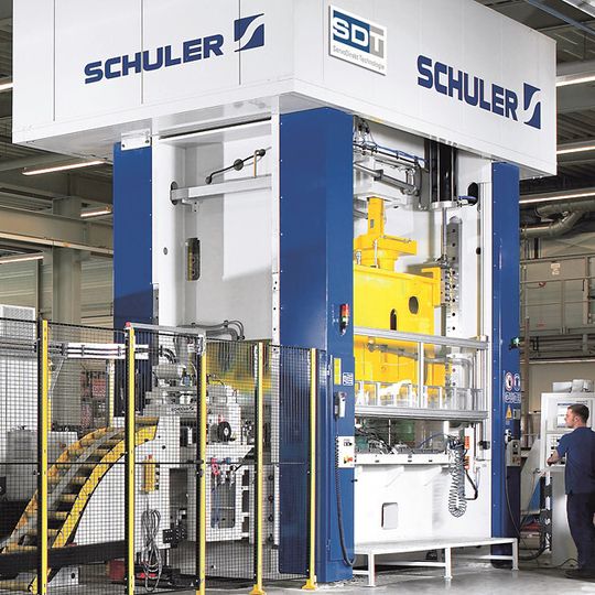Die 400-Tonnen-Servopresse bietet ähnlich dieser Maschine eine Erhöhung der Ausbringungsleistung und der Werkzeug-Standzeiten. Die 400-Tonnen-Servopresse bietet ähnlich dieser Maschine eine Erhöhung der Ausbringungsleistung und der Werkzeug-Standzeiten.