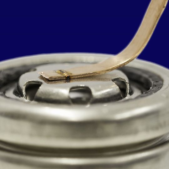 Das Fraunhofer-Institut für Lasertechnik ILT sorgt dafür, dass künftig E-Autos und PowerTools nicht der Strom ausgeht: Die Aachener Wissenschaftler brachten eine Lasertechnologie zur Serienreife, die das Schweißen von temperaturempfindlichen Rundzellen-Batterien ermöglicht. Das Fraunhofer-Institut für Lasertechnik ILT sorgt dafür, dass künftig E-Autos und PowerTools nicht der Strom ausgeht: Die Aachener Wissenschaftler brachten eine Lasertechnologie zur Serienreife, die das Schweißen von temperaturempfindlichen Rundzellen-Batterien ermöglicht.