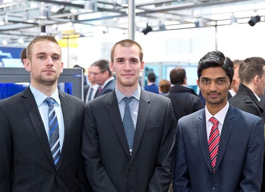 Productivity Contest: Die drei Finalisten aus Deutschland, Ungarn und Indien Thomas Ullrich (li), Bálint Füvessy (mi) und Ajith Anil Meera Productivity Contest: Die drei Finalisten aus Deutschland, Ungarn und Indien Thomas Ullrich (li), Bálint Füvessy (mi) und Ajith Anil Meera