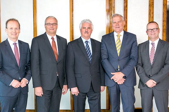 Der neue Dekra-Automobil-Vorstand: (v. li.) Wolfgang Linsenmaier, Johannes Vossebrecher, der neue Vorsitzende Gerd Neumann und sein Vorgänger Clemens Klinke sowie Guido Kutschera.