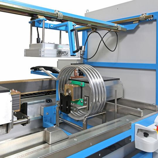 Die von der K+D Flux-Technic entwickelte Rissprüfanlage wurde so aufgebaut, dassalle fünf Magnetisierungsverfahren durchgeführt werden können. Die von der K+D Flux-Technic entwickelte Rissprüfanlage wurde so aufgebaut, dassalle fünf Magnetisierungsverfahren durchgeführt werden können.