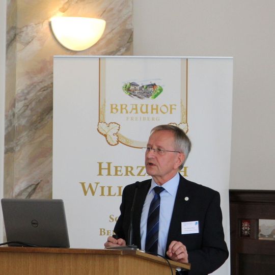 Prof. Dr.-Ing. Bernd Meyer setzt sich als Präsident des Weltforums der Ressourcenuniversitäten für Nachhaltigkeit auch international für die Leitidee der Nachhaltigkeit ein. Er warnt: „Wenn wir es in den nächsten fünf Jahren nicht schaffen, eine kohlebasierte Synthesegaserzeugung an einem Kraftwerks- oder Chemiestandort zu demonstrieren, sehe ich die Gefahr eines Fadenrisses für ein weltweit gefragtes ureigenes deutsches Know-how.“ Prof. Dr.-Ing. Bernd Meyer setzt sich als Präsident des Weltforums der Ressourcenuniversitäten für Nachhaltigkeit auch international für die Leitidee der Nachhaltigkeit ein. Er warnt: „Wenn wir es in den nächsten fünf Jahren nicht schaffen, eine kohlebasierte Synthesegaserzeugung an einem Kraftwerks- oder Chemiestandort zu demonstrieren, sehe ich die Gefahr eines Fadenrisses für ein weltweit gefragtes ureigenes deutsches Know-how.“