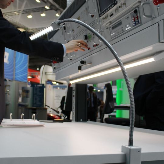 Die LED-Arbeitsplatzleuchte mit Schwanenhals, stufenlos einstellbarer Lichttemperatur und Helligkeit sorgt für Komfort bei der Arbeit. Die LED-Arbeitsplatzleuchte mit Schwanenhals, stufenlos einstellbarer Lichttemperatur und Helligkeit sorgt für Komfort bei der Arbeit.