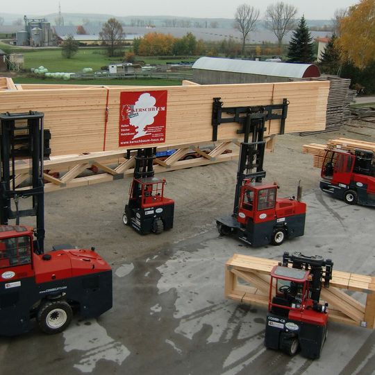 Fünf 4-Wege Combilift Gabelstapler sind bei Kerschbaum-Haus im Einsatz. Sie sollen einen effizienteren und sicheren Materialumschlag der zum Teil sehr langen und sperrigen Produkte ermöglichen. Fünf 4-Wege Combilift Gabelstapler sind bei Kerschbaum-Haus im Einsatz. Sie sollen einen effizienteren und sicheren Materialumschlag der zum Teil sehr langen und sperrigen Produkte ermöglichen.