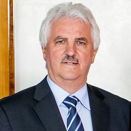 Der langjährige Geschäftsführer für das Prüfwesen der Dekra Automobil GmbH, Dr. Gerd Neumann, wird mit Wirkung zum 01.05.2015 den Vorsitz der Geschäftsführung übernehmen. Der langjährige Geschäftsführer für das Prüfwesen der Dekra Automobil GmbH, Dr. Gerd Neumann, wird mit Wirkung zum 01.05.2015 den Vorsitz der Geschäftsführung übernehmen.