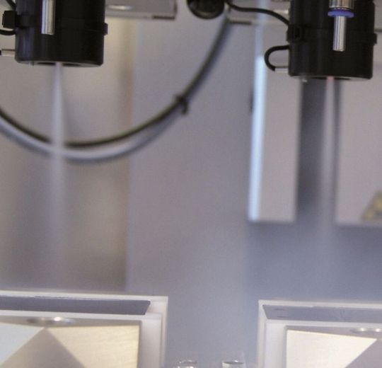 Eines seiner Kernelemente des Schneestrahlreinigungssystems ist eine Überschall-Zweistoffringdüse. Das flüssige Kohlendioxid wird durch die Düse geleitet und entspannt beim Austritt zu einem Schnee/Gas-Gemisch. Eines seiner Kernelemente des Schneestrahlreinigungssystems ist eine Überschall-Zweistoffringdüse. Das flüssige Kohlendioxid wird durch die Düse geleitet und entspannt beim Austritt zu einem Schnee/Gas-Gemisch.