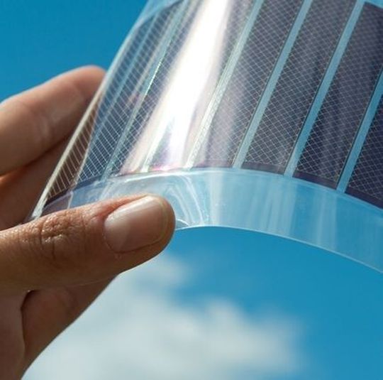 Wie die Fotovoltaik im wahrsten Sinnen des Wortes noch flexibler werden kann, zeigt das Fraunhofer-Institut für Silicatforschung ISC aus Würzburg auf der IDTech in Berlin. Wie die Fotovoltaik im wahrsten Sinnen des Wortes noch flexibler werden kann, zeigt das Fraunhofer-Institut für Silicatforschung ISC aus Würzburg auf der IDTech in Berlin.
