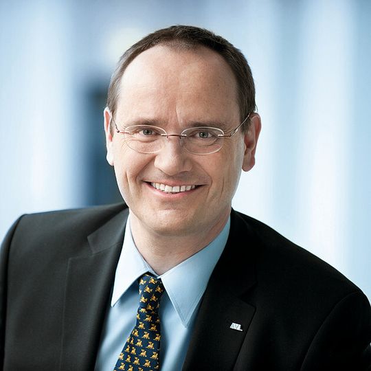 AVL-Geschäftsführer Robert Fischer erhielt im Rahmen des SAE-Weltkongresses in Detroit im US-Bundesstaat Michigan den SAE-Getriebeaward. AVL-Geschäftsführer Robert Fischer erhielt im Rahmen des SAE-Weltkongresses in Detroit im US-Bundesstaat Michigan den SAE-Getriebeaward.