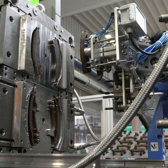 Das Bild zeigt den Blick in die 2K-Spritzgießmaschine mit robotergestützter Entnahme. Das Bild zeigt den Blick in die 2K-Spritzgießmaschine mit robotergestützter Entnahme.