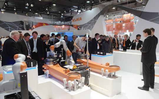 Messestände wie die von KUKA oder Igus (im Hintergrund) auf der Hannover Messe 2015 sind wahre Meisterwerke der Messebaukunst. Den richtigen Messebauer zu finden, ist gerade für B2B-Unternehmen allerdings gar nicht so einfach. Messestände wie die von KUKA oder Igus (im Hintergrund) auf der Hannover Messe 2015 sind wahre Meisterwerke der Messebaukunst. Den richtigen Messebauer zu finden, ist gerade für B2B-Unternehmen allerdings gar nicht so einfach.