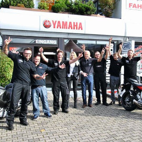 Das Team von Finkl´s Erlebnis Motorrad ist Feuer und Flamme – fürs Zweirad im Allgemeinen und das eigene Unternehmen im Besonderen. Das Team von Finkl´s Erlebnis Motorrad ist Feuer und Flamme – fürs Zweirad im Allgemeinen und das eigene Unternehmen im Besonderen.