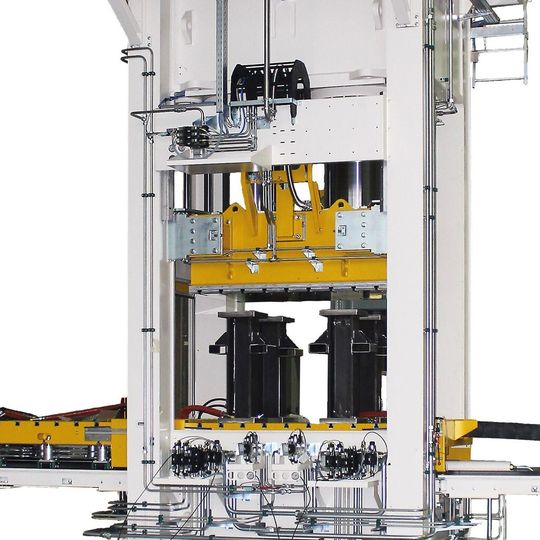 Mit 1600 t Presskraft bringt diese Langzauner-Presse Compositekomponenten für die Autombilindustrie serienmäßig in Form. Bei Benteler-SGL spart die Anlage im Vergleich zu anderen System immens Geld ein. Nicht zuletzt sorgt dafür ein Shuttle-Tisch. Mit 1600 t Presskraft bringt diese Langzauner-Presse Compositekomponenten für die Autombilindustrie serienmäßig in Form. Bei Benteler-SGL spart die Anlage im Vergleich zu anderen System immens Geld ein. Nicht zuletzt sorgt dafür ein Shuttle-Tisch.