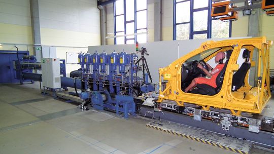 Die Crash-Simulationsanlage bei Continental Safety Engineering International in Alzenau beschleunigt in Sekundenbruchteilen über eine Distanz von 1700 mm auf Geschwindigkeiten bis 90 km/h. Die Crash-Simulationsanlage bei Continental Safety Engineering International in Alzenau beschleunigt in Sekundenbruchteilen über eine Distanz von 1700 mm auf Geschwindigkeiten bis 90 km/h.
