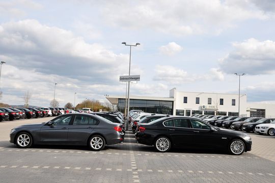 Der Gebrauchwagenplatz in der neuen B&K-Filiale in Detmold wurde großzügig gestaltet, um eine Besichtigung vom Auto aus möglich zu machen. Der Gebrauchwagenplatz in der neuen B&K-Filiale in Detmold wurde großzügig gestaltet, um eine Besichtigung vom Auto aus möglich zu machen.