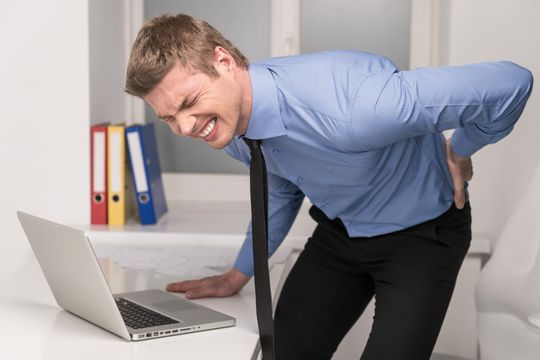 In den kaufmännischen Berufen ist die Anzahl von krankheitsbedingten Ausfalltagen am größten. Typisch sind Beschwerden im Rückenbereich.