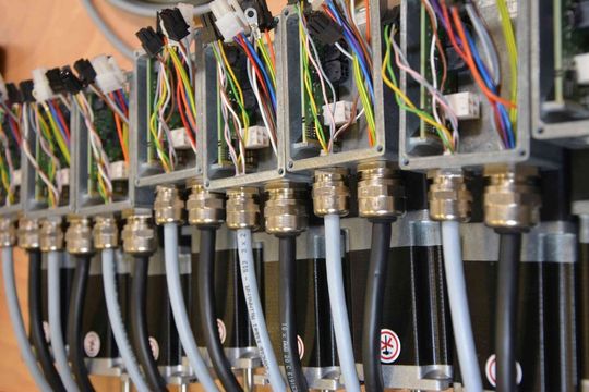 Die EMV-Kabelverschraubungen von Jacob werden in den Ecostep-Servomotoren 23S und in den Servokompakt-Antrieben Ecompact 23E verbaut. Die EMV-Kabelverschraubungen von Jacob werden in den Ecostep-Servomotoren 23S und in den Servokompakt-Antrieben Ecompact 23E verbaut.