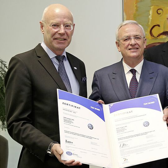 Prof. Dr. Martin Winterkorn, Vorsitzender des Vorstands der Volkswagen Aktiengesellschaft (2. von links), erhält von Dr. Guido Rettig, Vorstandsvorsitzender der TÜV NORD AG (links), die Urkunde. Prof. Dr. Martin Winterkorn, Vorsitzender des Vorstands der Volkswagen Aktiengesellschaft (2. von links), erhält von Dr. Guido Rettig, Vorstandsvorsitzender der TÜV NORD AG (links), die Urkunde.