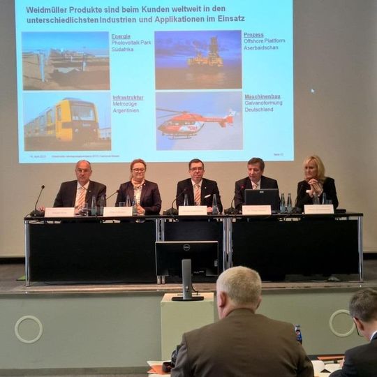 Weidmüller-Vorstand auf der PK in Hannover (v.l.n.r.): Vertriebsvorstand Volpert Briel, Vorstand Operations Elke Eckstein, Finanzvorstand Harald Vogelsang, Vorstandsvorsitzender Dr. Peter Köhler, Leiterin Unternehmenskommunikation Marion M. Sommerwerck. Weidmüller-Vorstand auf der PK in Hannover (v.l.n.r.): Vertriebsvorstand Volpert Briel, Vorstand Operations Elke Eckstein, Finanzvorstand Harald Vogelsang, Vorstandsvorsitzender Dr. Peter Köhler, Leiterin Unternehmenskommunikation Marion M. Sommerwerck.