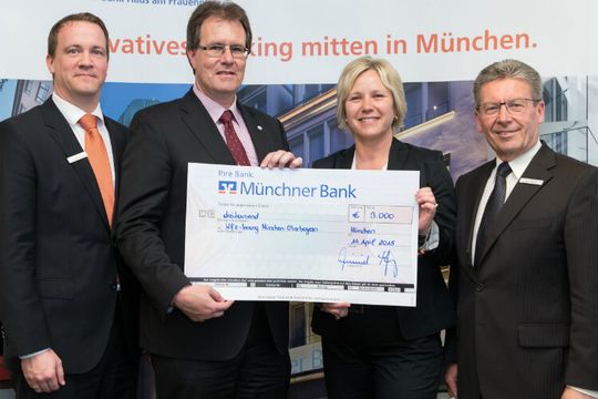 Scheckübergabe: (v.li.) Hendrik Schönberg (Münchner Bank), Andreas Brachem (Kfz-Innung München-Oberbayern), Sandra Bindler und Peter Heinrich (beide Münchner Bank). Scheckübergabe: (v.li.) Hendrik Schönberg (Münchner Bank), Andreas Brachem (Kfz-Innung München-Oberbayern), Sandra Bindler und Peter Heinrich (beide Münchner Bank).