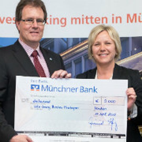 Münchner Bank unterstützt Berufsorientierung: Sandra Bindler (Münchner Bank) und Andreas Brachem (Kfz-Innung München-Oberbayern). Münchner Bank unterstützt Berufsorientierung: Sandra Bindler (Münchner Bank) und Andreas Brachem (Kfz-Innung München-Oberbayern).