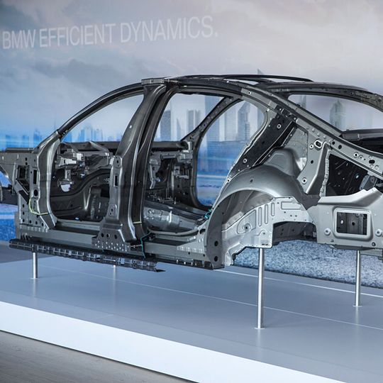 Das Carbonfaser-Material der Dachrahmen beim 7er BMW kommt von der SGL Group, die auch in den verschiedenen Wertschöpfungsstufen mit eingebunden ist. Das Carbonfaser-Material der Dachrahmen beim 7er BMW kommt von der SGL Group, die auch in den verschiedenen Wertschöpfungsstufen mit eingebunden ist.