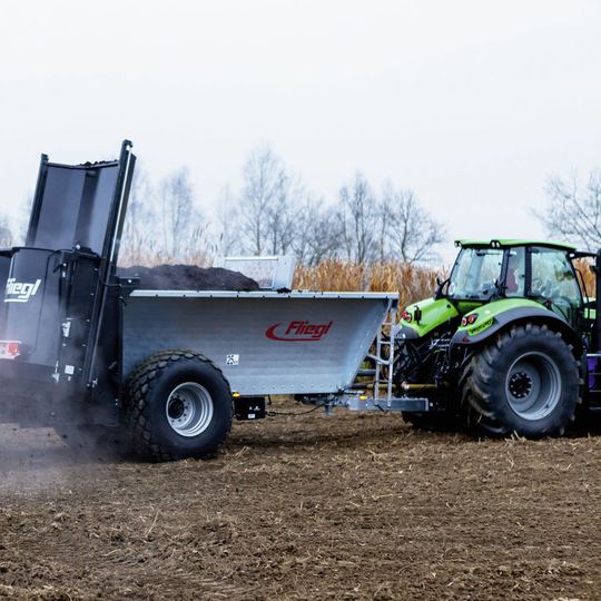 Fliegl Agrartechnik setzt für ein möglichst präzises Streuergebnis bei seinen neuen Dungstreuern auf ein drehmomentgesteuertes Abschieben des Festmists. Im Abschiebedungstreuer "Fliegl ADS" kommt das FAG-Drehmomentmessmodul zum Einsatz. Fliegl Agrartechnik setzt für ein möglichst präzises Streuergebnis bei seinen neuen Dungstreuern auf ein drehmomentgesteuertes Abschieben des Festmists. Im Abschiebedungstreuer "Fliegl ADS" kommt das FAG-Drehmomentmessmodul zum Einsatz.