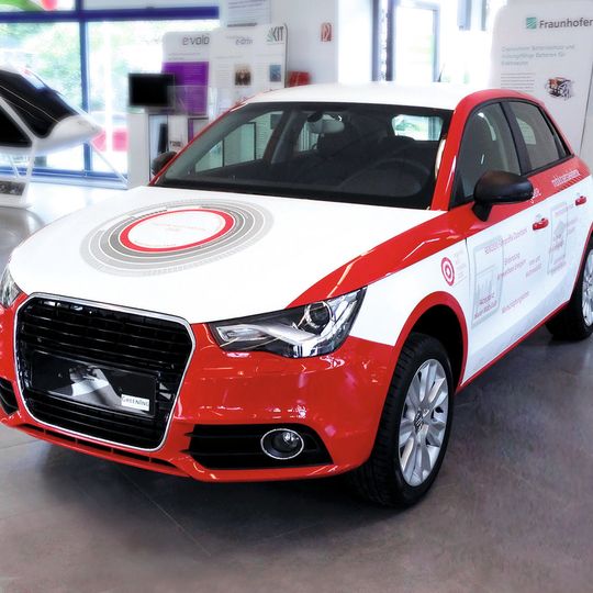 Das Bild zeigt den Kleinwagen, der als Technologiedemonstrator dient. Dort werden im Laufe des Projektes alle entwickelten Technologien integriert und validiert. Das Bild zeigt den Kleinwagen, der als Technologiedemonstrator dient. Dort werden im Laufe des Projektes alle entwickelten Technologien integriert und validiert.