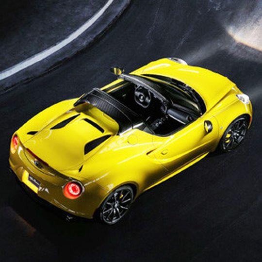 Hübsch hoch eingepreist: Den Alfa Romeo 4C Spider gibt es in Deutschland ab 72.000 Euro.