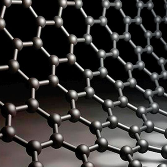 Graphen, ein zweidimensionaler, vernetzter Kohlenstoff, gilt nicht nur bei Materialwissenschaftlern als wahrer Wunderwerkstoff. Aktuell ringen Forscher um Verfahren für die günstige Massenfertigung. Graphen, ein zweidimensionaler, vernetzter Kohlenstoff, gilt nicht nur bei Materialwissenschaftlern als wahrer Wunderwerkstoff. Aktuell ringen Forscher um Verfahren für die günstige Massenfertigung.