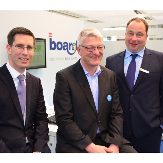 Die Geschäftsführer von Xax und BOARD haben eine Kooperation vereinbart. Im Bild (v. l.): Henning Lahrssen (Xax), Bodo Herlyn (BOARD) und Theile Geber (Xax) Die Geschäftsführer von Xax und BOARD haben eine Kooperation vereinbart. Im Bild (v. l.): Henning Lahrssen (Xax), Bodo Herlyn (BOARD) und Theile Geber (Xax)