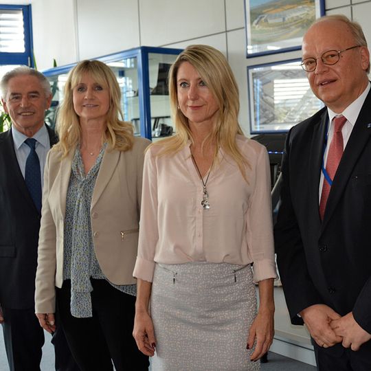 Der Vorsitzende der Dr. Schneider Unternehmensgruppe, Günter Murmann, mit den beiden Gesellschafterinnen Sylvia Schmidt und Annette Schneider und Geschäftsführer Wilhelm Wirth (von links). Der Vorsitzende der Dr. Schneider Unternehmensgruppe, Günter Murmann, mit den beiden Gesellschafterinnen Sylvia Schmidt und Annette Schneider und Geschäftsführer Wilhelm Wirth (von links).