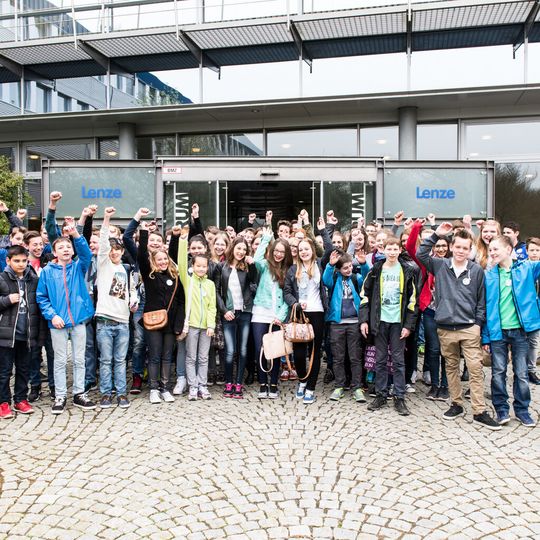 Lenze ludt ein und 60 Schülerinnen und Schüler kamen, um dem Unternehmen über die Schulter zu gucken. Lenze ludt ein und 60 Schülerinnen und Schüler kamen, um dem Unternehmen über die Schulter zu gucken.