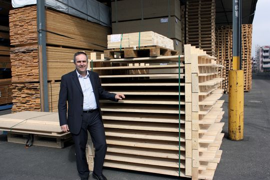 «Die Natürlichkeit des Holzes und die Nachhaltigkeit des wieder nachwachsenden Produktes sind Aspekte, die mir auch persönlich sehr zusagen.» Ruedi Heim, Geschäftsführer der KIFA AG. «Die Natürlichkeit des Holzes und die Nachhaltigkeit des wieder nachwachsenden Produktes sind Aspekte, die mir auch persönlich sehr zusagen.» Ruedi Heim, Geschäftsführer der KIFA AG.