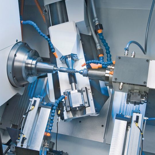 Lenkritzelproduktion in der Wälzfräsmaschine K 160: Die Verzahnungen können innerhalb von nur 15 bis 20 s ausgeführt werden. Lenkritzelproduktion in der Wälzfräsmaschine K 160: Die Verzahnungen können innerhalb von nur 15 bis 20 s ausgeführt werden.