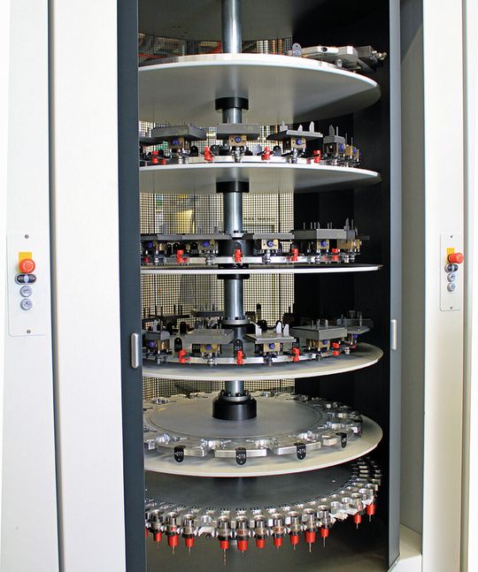 In den grossen Magazinen werden sowohl Werkzeuge mit Mediumverteiler als auch Graphitelektroden und Stahlwerkstücke vorgehalten. In den grossen Magazinen werden sowohl Werkzeuge mit Mediumverteiler als auch Graphitelektroden und Stahlwerkstücke vorgehalten.