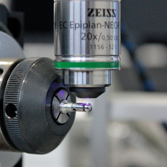 Messsystem mit einer speziellen Aktorik: Je nach Einsatz der Messtaster kann entweder ein Kugelschnitt oder auch nahezu die gesamte Kugel erfasst werden.