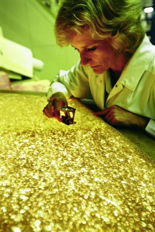 Polyurethan ist einer der wichtigsten Kunststoffe für Bayer MaterialScience. Hier prüft eine Mitarbeiterin den Polyurethanschaum auf Zellstruktur und Größe. Polyurethan ist einer der wichtigsten Kunststoffe für Bayer MaterialScience. Hier prüft eine Mitarbeiterin den Polyurethanschaum auf Zellstruktur und Größe.