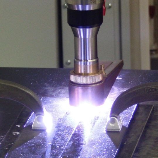 Spritzerfreies Stichlochschweißen mit In-Focus hier in einer Versuchsanordnung. Spritzerfreies Stichlochschweißen mit In-Focus hier in einer Versuchsanordnung.