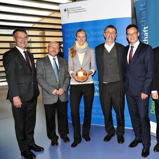 Preisverleihung des GreenTec Awards an das Fraunhofer WKI am 27.04.2015 (Ausschnitt) ... Preisverleihung des GreenTec Awards an das Fraunhofer WKI am 27.04.2015 (Ausschnitt) ...
