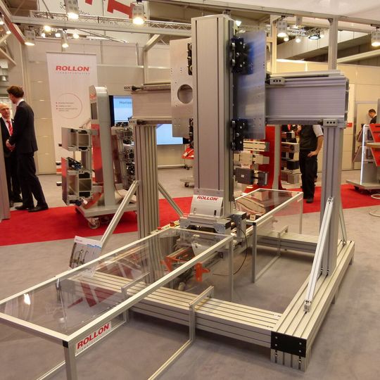 Mit dem Mehrachssystem zeigte Rollon auf dem Hannover-Messe-Stand beispielhaft welche Möglichkeiten das Unternehmen für individuelle Anwendungsfälle, auch im Schwerlastbereich bieten kann. Mit dem Mehrachssystem zeigte Rollon auf dem Hannover-Messe-Stand beispielhaft welche Möglichkeiten das Unternehmen für individuelle Anwendungsfälle, auch im Schwerlastbereich bieten kann.