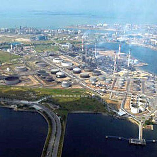 Jurong Island ist ein integrierter Industriekomplex, der eine Vielzahl von Energie- und Chemieunternehmen umfasst. Jurong Island ist ein integrierter Industriekomplex, der eine Vielzahl von Energie- und Chemieunternehmen umfasst.