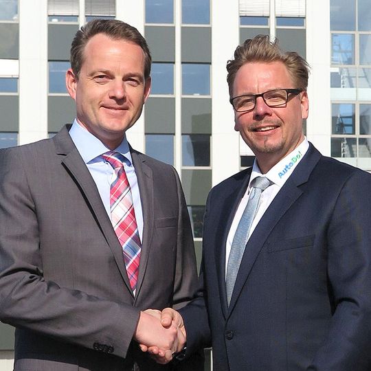 Hartmut Abeln (li.) und Marc van Eupen besiegeln die Kooperation. Sie soll Autohäusern und Werkstättenn bei der Gebrauchtwagenvermarktung helfen.