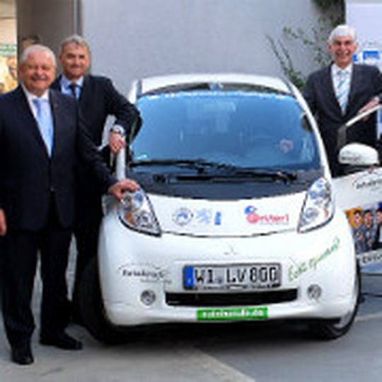 Kfz-Gewerbe Hessen leiht Berufsschulen sein E-Auto: (v.li.) Jürgen Karpinski (LV Hessen), Andreas Binz (Fuchs Schmierstoffe) und Michael Kraft (LV Hessen). Kfz-Gewerbe Hessen leiht Berufsschulen sein E-Auto: (v.li.) Jürgen Karpinski (LV Hessen), Andreas Binz (Fuchs Schmierstoffe) und Michael Kraft (LV Hessen).