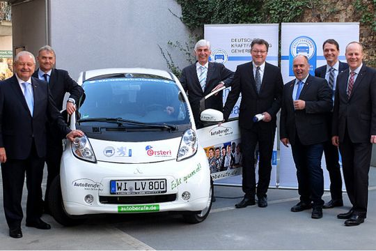 Im Zeichen der E-Mobilität: (v.li.) Jürgen Karpinski (LV Hessen), Andreas Binz (Fuchs Schmierstoffe), Michael Kraft (LV Hessen), André Fleissner (Fuchs Schmierstoffe), Thorsten Krämer (Kfz Innung Fulda), Joachim Kuhn (LV Hessen) und Robert Balzer (Nürnberger/Garanta). Im Zeichen der E-Mobilität: (v.li.) Jürgen Karpinski (LV Hessen), Andreas Binz (Fuchs Schmierstoffe), Michael Kraft (LV Hessen), André Fleissner (Fuchs Schmierstoffe), Thorsten Krämer (Kfz Innung Fulda), Joachim Kuhn (LV Hessen) und Robert Balzer (Nürnberger/Garanta).