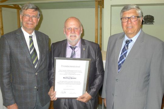Jahrzehntelanges Engagement: (v.li.) Obermeister Markus Zittel, Ehrenobermeister Manfred Neuner und Kreishandwerksmeister Herbert May.