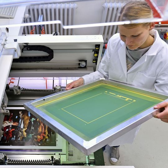 Marlene Klüßendorf, die an der TU Chemnitz Print- und Medientechnik studiert, prüft die Qualität des Siebes für den Lautsprecherdruck. Marlene Klüßendorf, die an der TU Chemnitz Print- und Medientechnik studiert, prüft die Qualität des Siebes für den Lautsprecherdruck.