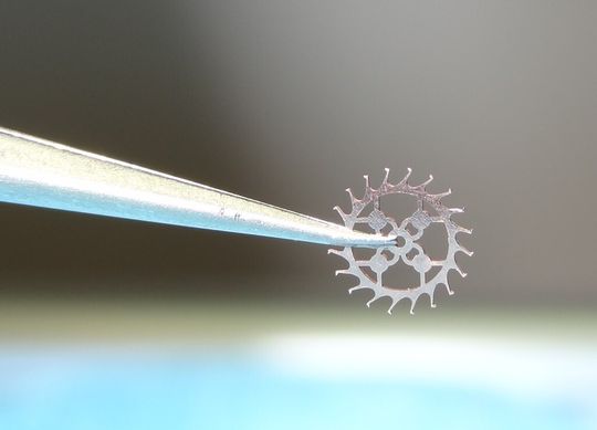 Prototype de roue d’échappement en CuBe2 – épaisseur 0,2mm, rayon externe: 2.4mm, rayon interne: 0.2mm, rayon minimum dans les contours internes : 25 microns. Prototype de roue d’échappement en CuBe2 – épaisseur 0,2mm, rayon externe: 2.4mm, rayon interne: 0.2mm, rayon minimum dans les contours internes : 25 microns.